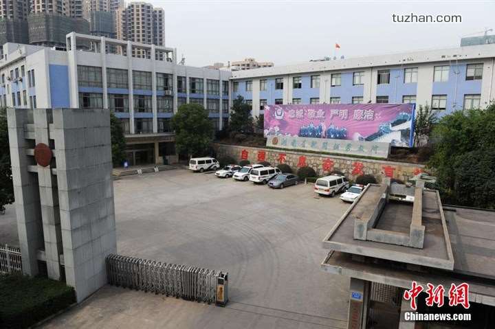 長沙市坪塘勞動教養管理所采購我公司定制生產的11KW二用一備自來水加壓泵站一套，本設備供水范圍為5公里，供水人數為3600人，目前本自來水加壓泵站運行平穩，高效節能，受到了管理所的一致好評！